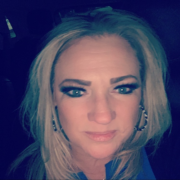 Meet your Posher, Christie - Picture 1 of 1